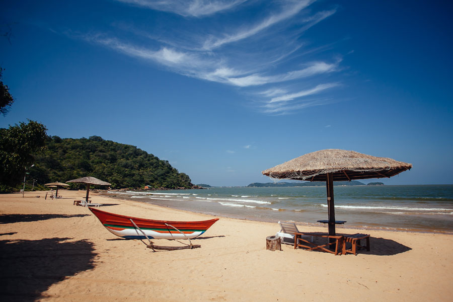 Sun umbrellas and boats on the shores of Trincomalee, the enchanting town of beautiful Sri Lanka!