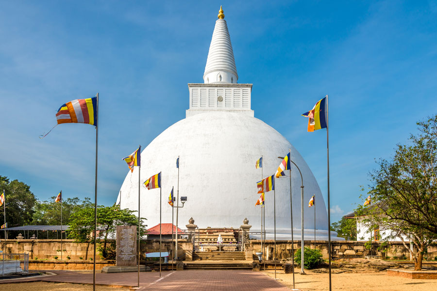 The white stupa of Mirisawetiya, done by King Dutugemunu, the Great Buddhist Monarch from Anuradhapura!