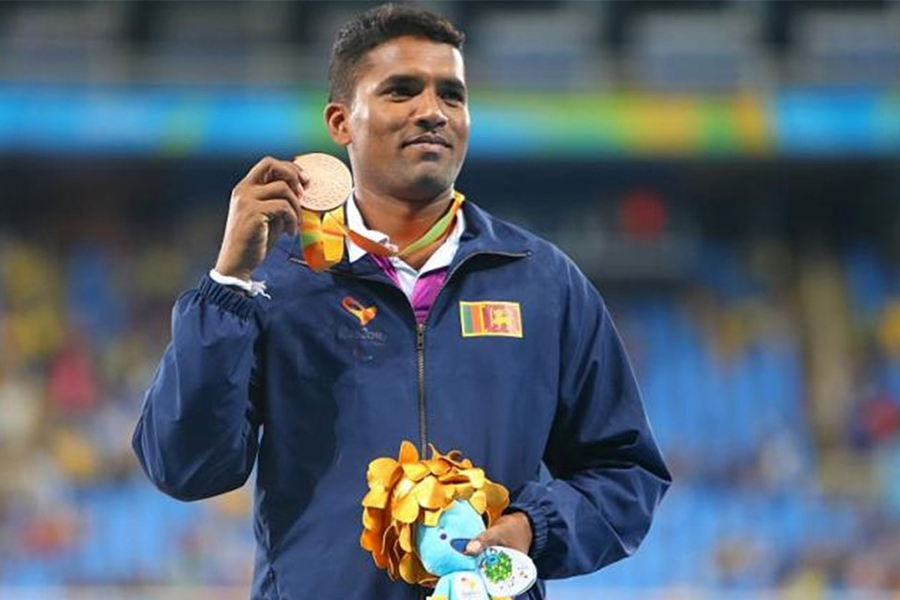 Dinesh Priyantha, Sri Lanka’s Wonderful Paralympic Gold Medalist holding the medal in his hand.