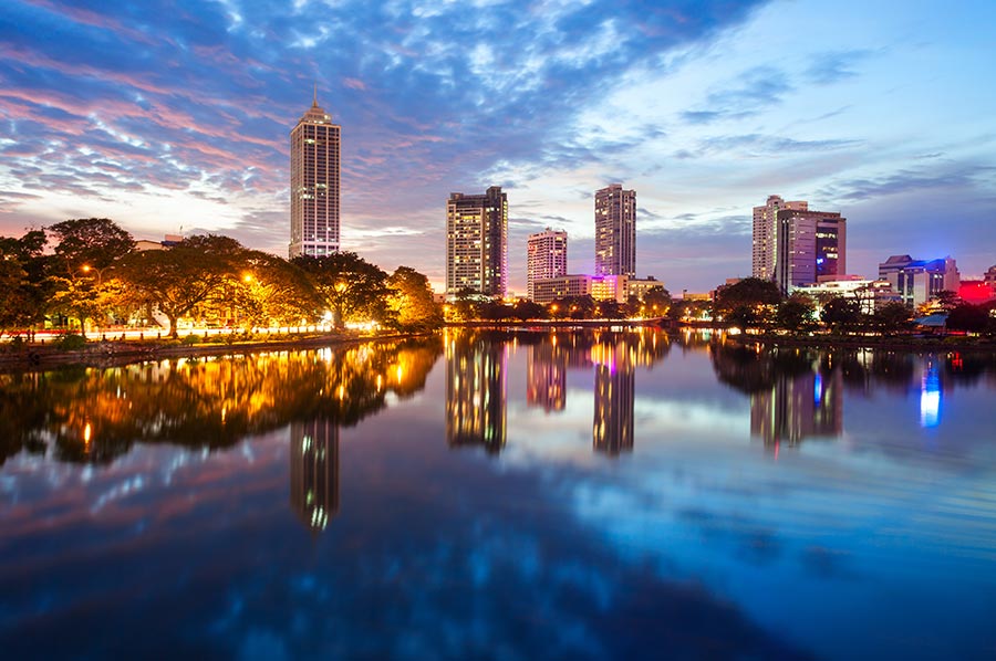 The illuminated buildings and the lake, that one can witness during a walk in Colombo